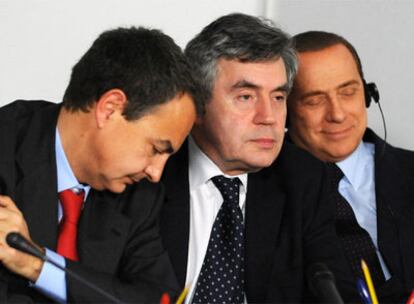 José Luis Rodríguez Zapatero (izquierda) y los primeros ministros británico, Gordon Brown, e italiano, Silvio Berlusconi, en Sharm el Sheij.