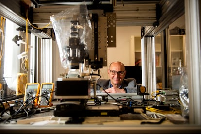 El decano de Óptica de la Universidad Complutense, José Miguel Ezquerro, en un laboratorio de la facultad.