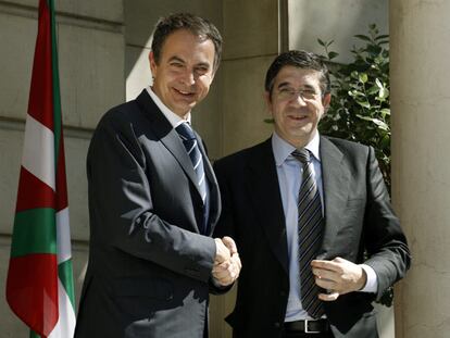 El presidente Rodríguez Zapatero saluda al <b><i>lehendakari </b></i>Patxi López a su llegada al palacio de la Moncloa.