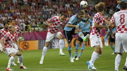 Torres remata un lanzamiento de esquina durante el partido ante Croacia.