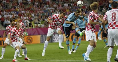 Torres remata un lanzamiento de esquina durante el partido ante Croacia.