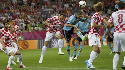 Torres remata un lanzamiento de esquina durante el partido ante Croacia.