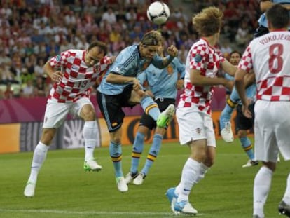 Torres remata un lanzamiento de esquina durante el partido ante Croacia.