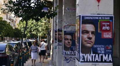 Carteles electorales del candidato de Syriza, Alexis Tsipras, en una calle de Atenas.