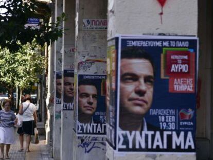 Cartells electorals del candidat de Syriza, Alexis Tsipras, en un carrer d'Atenes.