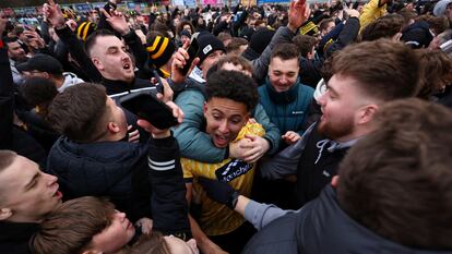 El jugador del Maidstone, Sol Wanjau Smith, celebra el triunfo de su equipo con los fans.