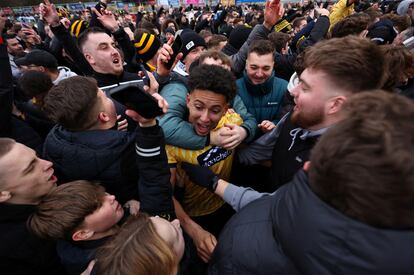 El jugador del Maidstone, Sol Wanjau Smith, celebra el triunfo de su equipo con los fans.