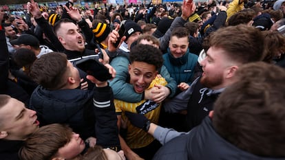 El jugador del Maidstone, Sol Wanjau Smith, celebra el triunfo de su equipo con los fans.