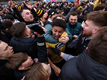 El jugador del Maidstone, Sol Wanjau Smith, celebra el triunfo de su equipo con los fans.