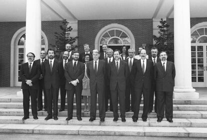 Foto de familia del Gobierno de Felipe González, en La Moncloa, de la V Legislatura. De izquierda a derecha, 1ª fila: Pedro Solbes (Economía y Hacienda), Juan Alberto Belloch (Justicia), Narcís Serra (vicepresidente), Felipe González, Javier Solana (Asuntos Exteriores), Julián García Vargas (Defensa), Juan Manuel Eguiagaray (Industria y Energía); en 2ª fila, Vicente Albero (Agricultura, Pesca y Alimentación), Alfredo Pérez Rubalcaba (Presidencia), Ángeles Amador (Sanidad y Consumo), José Borrell (Obras Públicas y Transportes), Gustavo Suárez Pertierra (Educación y Ciencia), José Antonio Griñán (Trabajo y Seguridad Social); detrás, Javier Gómez Navarro (Comercio y Turismo), José Luis Corcuera (Interior), Jerónimo Saavedra (Administraciones Públicas), Carmen Alborch (Cultura) y Cristina Alberdi (Asuntos Sociales).