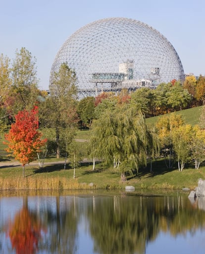 La Biosfera de Montreal, creada por Buckminster Fuller en 1967, fue el pabellón estadounidense para la Exposición Mundial. |