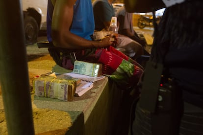 Perdido no vício, Luiz, hoje seguidor do pastor, chegou a liderar um ponto de venda de drogas em sua favela – um cargo relativamente respeitado dentro do crime. Diz que ganhava 6.500 reais por semana, 20 vezes mais do que receberia hoje como pintor.