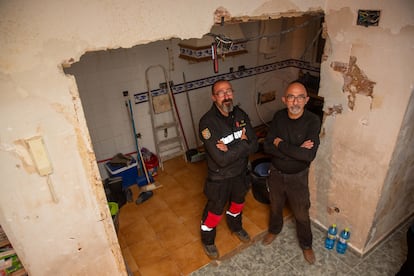 El cabo Juan Carlos de Torres con su hermano José Ramón, en la casa de este en Alfafar, destrozada por la dana.