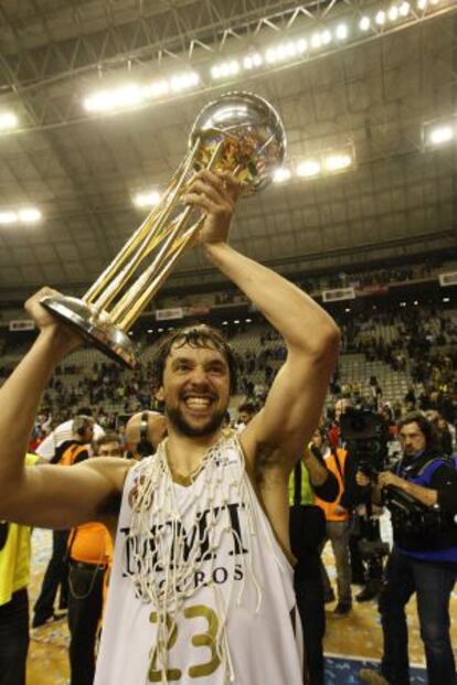 Llull levanta el trofreo.