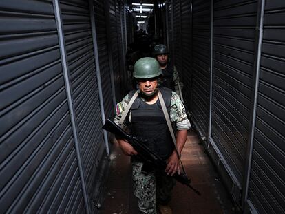 Miembros de las Fuerzas Armadas de Ecuador rondan en un mercado de Quito, el 11 de enero de 2024.