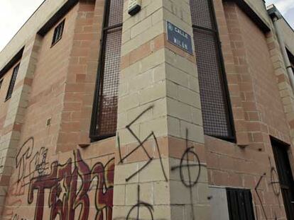 Un edificio de Alcalá de Henares en cuya fachada lucen símbolos nazis.