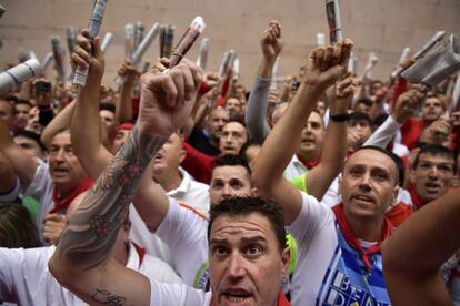 Corredores cantan a San Fermín momentos antes del primer encierro.