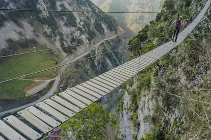 El Puente de las Nubes, elevado 300 metros sobre el Sella, es uno de los ocho puentes tibetanos de Vidosa Multiaventura, en Ponga.