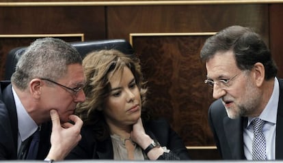 Mariano Rajoy (d), charla con el ministro de Justicia, Alberto Ruiz-Gallard&oacute;n, y con la vicepresidenta, Soraya S&aacute;enz de Santamar&iacute;a, durante la sesi&oacute;n de control al Ejecutivo que se celebra en el Congreso de los Diputados.