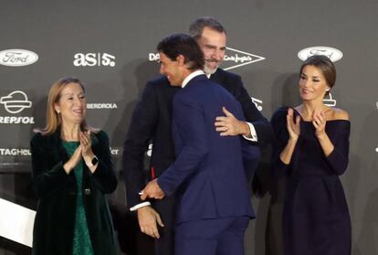 Los Reyes acompañados por la presidenta del Congreso Ana Pastor (i) felicitan al tenista Rafa Nadal tras entregarle el Premio AS.