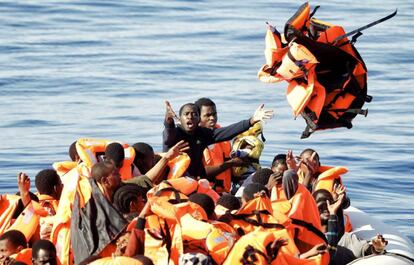 Entrega de chalecos salvavidas a una patera frente a las costas de Libia.