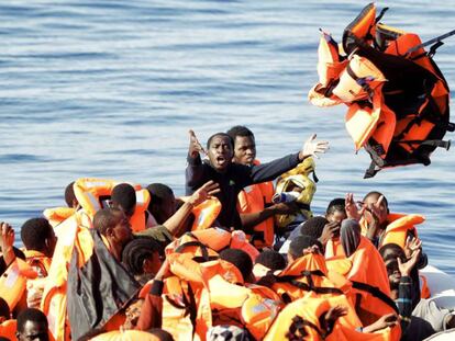 Entrega de chalecos salvavidas a una patera frente a las costas de Libia.