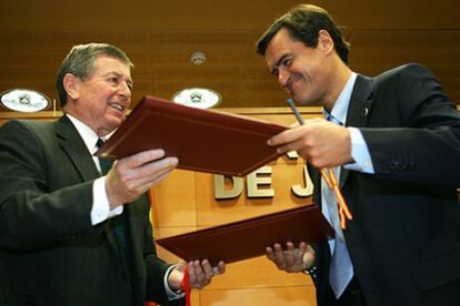 John Ashcroft, fiscal general de EE UU, y el ministro Juan Fernando López Aguilar, tras firmar el acuerdo.