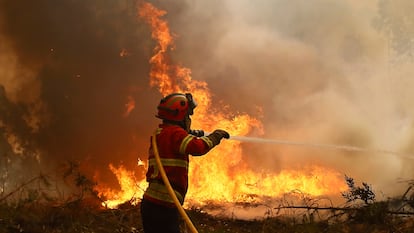 Un bombero intenta extinguir uno de los incendios activos en el norte de Portugal.