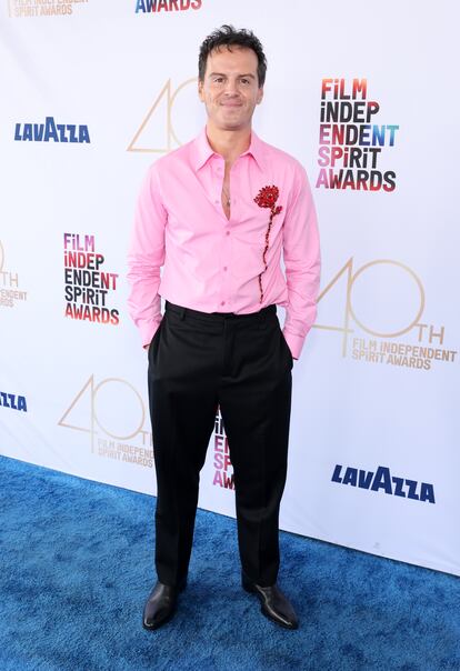 Andrew Scott, que estaba nominado por 'Ripley', se decant tambin por el rosa con esta camisa de Simone Rocha.