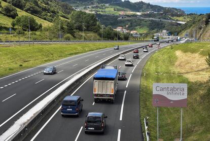 Tráfico en la AP-8, en el límite entre Cantabria y Bizkaia este viernes.