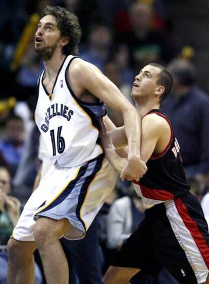 El jugador español de los Grizzlies de Memphis Pau Gasol, bloquea a su compatriota de los Trail Blazers de Portland, Sergio Rodríguez, en la lucha por capturar un rebote, durante el partido de la NBA disputado en el FedEx Forum de Memphis.