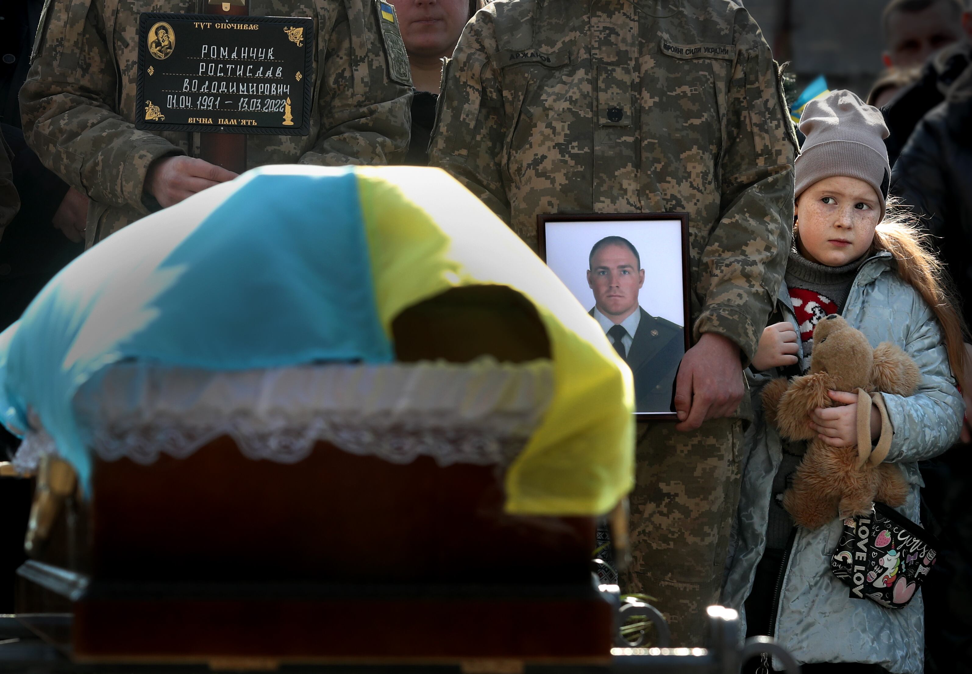El 16 de Marzo enterraron a 4 de los 35 militares muertos en el ataque ruso a la base ucraniana de Yavoriv, realiazado unos dias antes. La hija de Volodimir Romanchuk, militar de 31 años, se abraza a un peluche y mira el féretro con los restos mortales de su padre, en el cementerio de Lychakiv, en Lviv, Ucrania. Jaime Villanueva