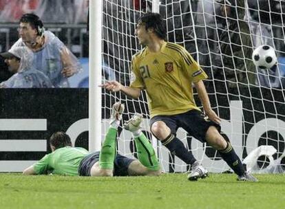 Silva marca el tercer gol de España a Rusia en semifinales.