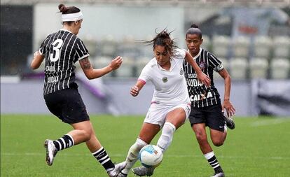 Santos e Corinthians, que têm equipe feminina há mais de um ano, jogam a elite da categoria no Brasil.