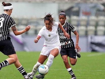 Santos e Corinthians, que têm equipe feminina há mais de um ano, jogam a elite da categoria no Brasil.