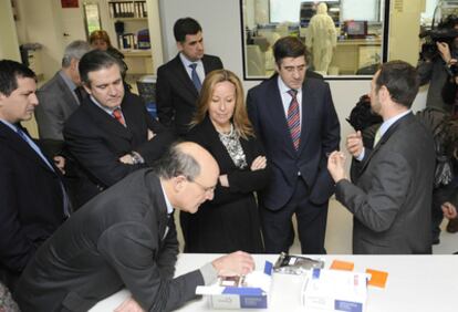 La ministra de Sanidad, Trinidad Jiménez y el <i>lehendakari</i>, Patxi López, junto con el consejero vasco de Sanidad, Rafael Bengoa, y el de Industria, Bernabé Unda, en la inauguración del nuevo centro de Progenika en Zamudio.