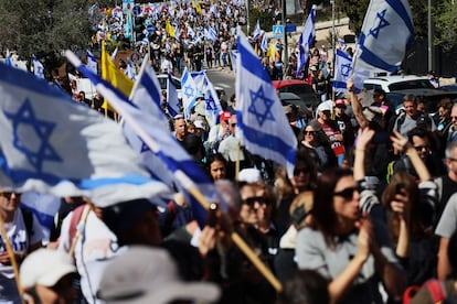 Decenas de miles de personas han marchado este miércoles en Jerusalén a favor del fin de la guerra, por la liberación de los rehenes en Gaza y contra la deriva autoritaria del primer ministro Benjamín Netanyahu.