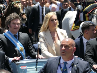 Javier Milei, acompañado de su hermana Karina, tras jurar como nuevo presidente de Argentina, el pasado 10 de diciembre en Buenos Aires.