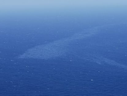 Fotografía facilitada por Salvamento Marítimo, tomada el viernes desde el avión Sasemar 101, de la mancha de fuel del Oleg Naydenov.