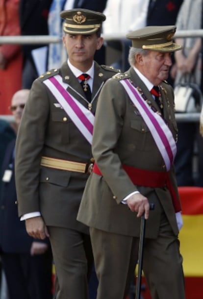 King Juan Carlos (r) and Prince Felipe attend a military event in El Escorial, outside Madrid, on Tuesday in their first public appearance together since the abdication announcement.