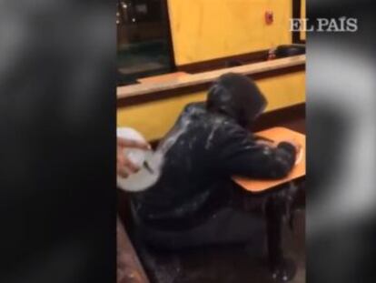Los trabajadores de una sucursal de la cadena de cafeterías en Nueva York lanzaron agua a un indigente que dormía en el establecimiento e inmediatamente fueron despedidos