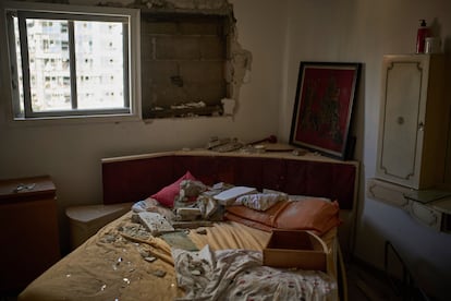 El interior de un apartamento tras ser afectado por el impacto de un misil iraní, este viernes en Ramat Gan.