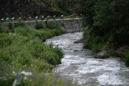 El pelotón durante los 197 km de la décima etapa de la 103 edición del Tour de Francia entre Escaldes-Engordany y Revel.