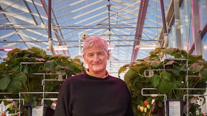 Sir James Dyson en un invernadero de una de sus granjas de alta tecnología, en Lincolnshire, Inglaterra.