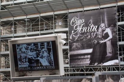 Con motivo de la muerte de la actriz sueca Anita Ekberg, se colocó una enorme foto en la Fontana de Trevi, monumento al que hizo mundialmente conocido gracias a su escena del baño en la película 'La dolce vita', de Fellini.