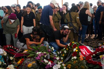 Funeral de una familia asesinada por militares de Hamás en los ataques del 7 de octubre en el kibutz Kfar Aza, este martes en Gan Yavne. 