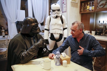 Este pecualiar Darth Vader también tiene tiempo para reunirse con los simpatizantes de su partido, como este vecino de Odesa. La imagen fue tomada en un café de la ciudad.