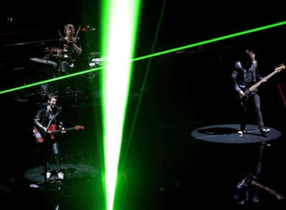 El grupo inglés Muse, en un momento de su concierto ayer en Madrid.