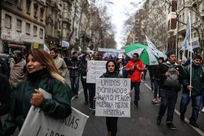 Una mujer sostiene un letrero con la frase "Unidos o dominados", que es también el título de un discurso que pronunció el expresidente argentino Juan Domingo Perón en 1953.