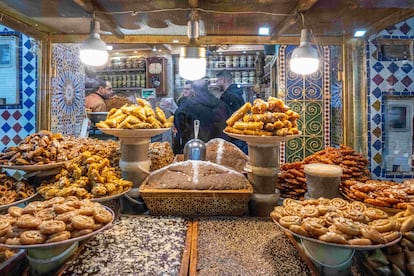 Variedad de dulces expuesta en la Medina de Fez (Marruecos).